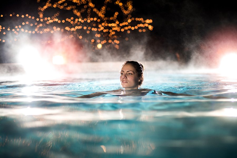 Poolheizung für Zuhause - Frau schwimmt im warmen Poolwasser